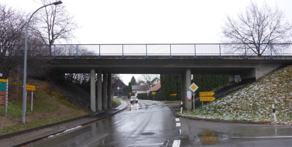 Brücke über eine Straße